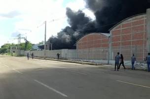 Incêndio em fabrica em Teresina (Foto: Reprodução/Whatsapp)