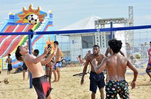 Jogando na praia no Rio de Janeiro (Foto: Sesc Rio)