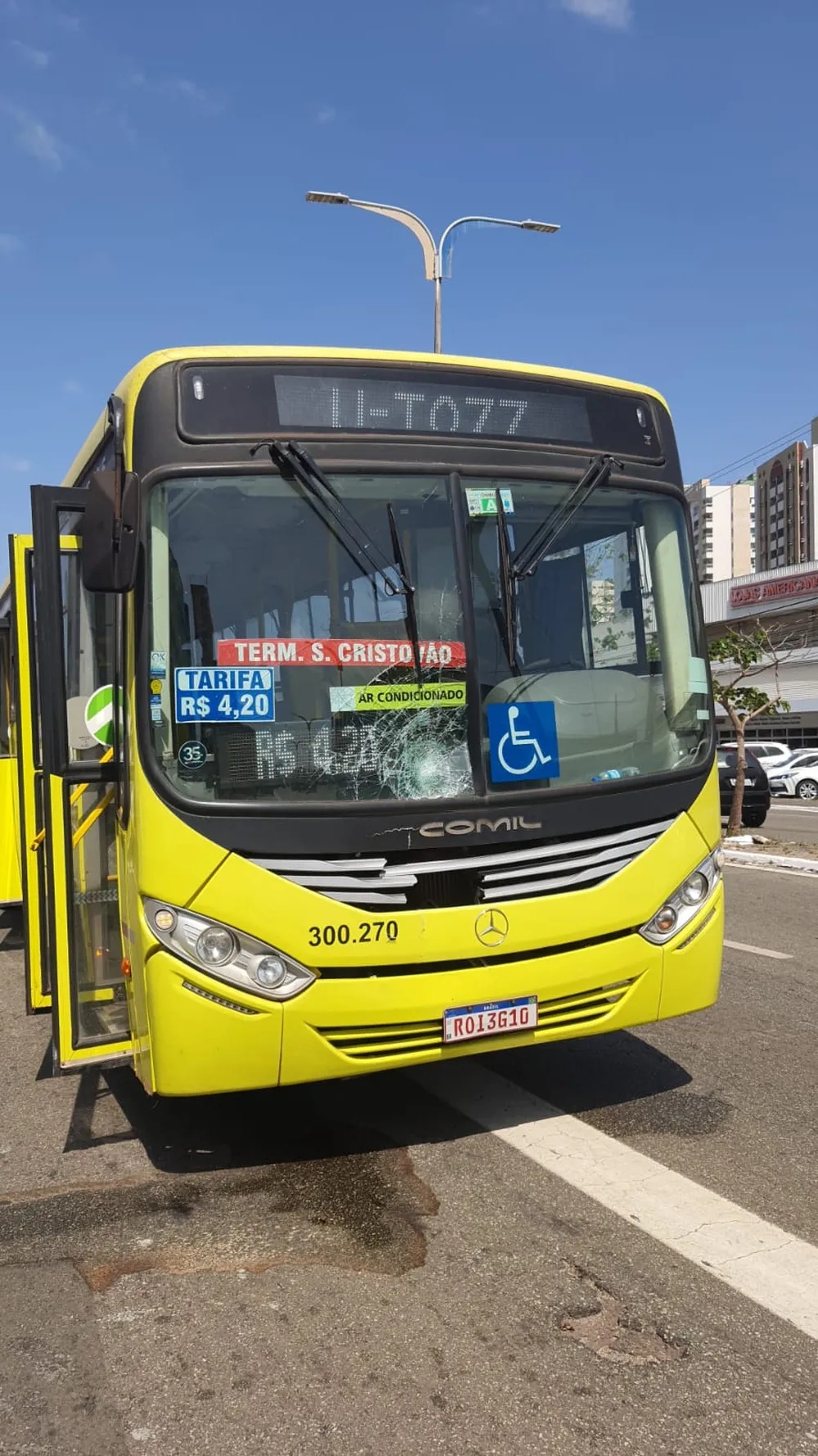 Acidente aconteceu na Avenida Colares Moreira, em São Luís.