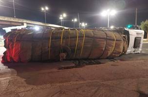 Caminhão com carga de frutas tomba em Teresina. (Foto: Reprodução/ PRF-PI)