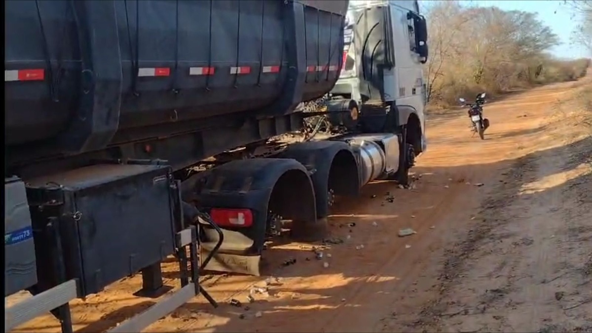 Caminhoneiro é feito refém por criminosos e pneus de caminhão são roubados no Piauí.