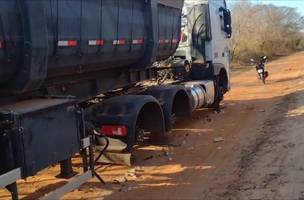 Caminhoneiro é feito refém por criminosos e pneus de caminhão são roubados no Piauí. (Foto: Reprodução/ Internet)