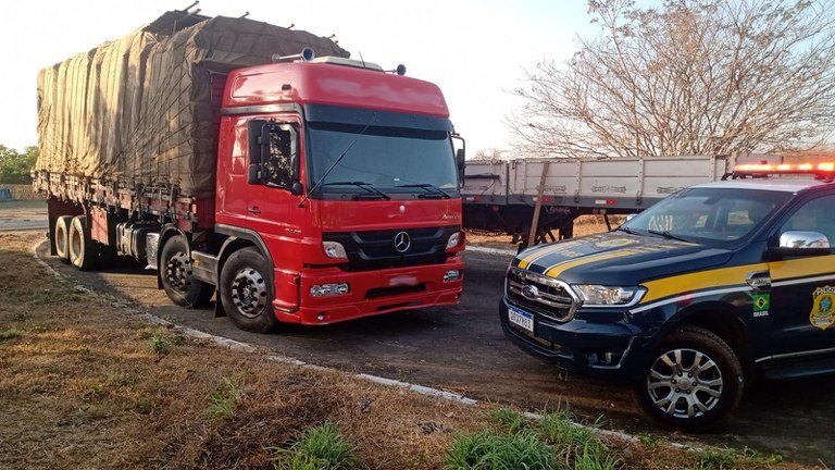 Carga ilegal de madeira é apreendida durante fiscalização da PRF na BR-222.
