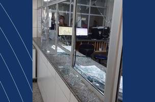 Homem quebra vidraça do HUT após crise de esquizofrenia. (Foto: Reprodução/ Ascom HUT)