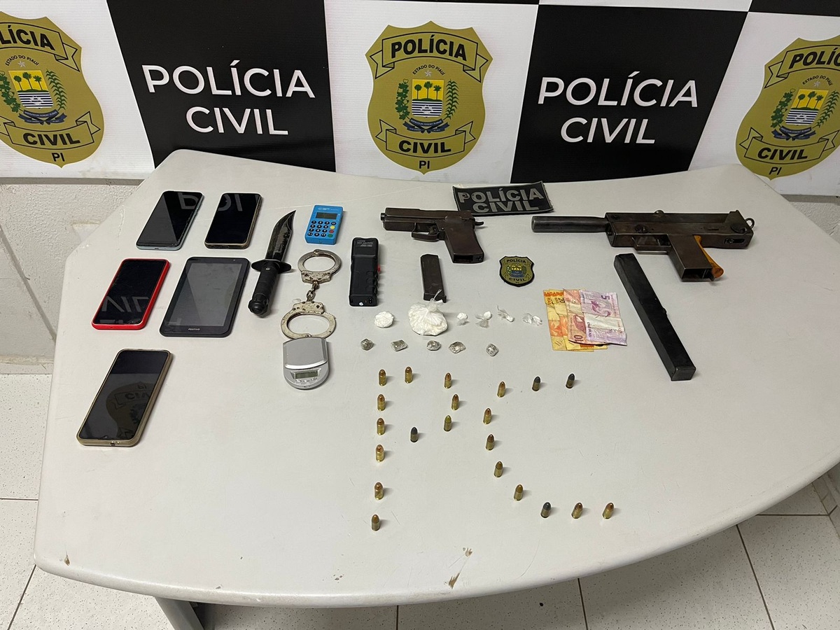 Materiais apreendidos durante a operação policial.