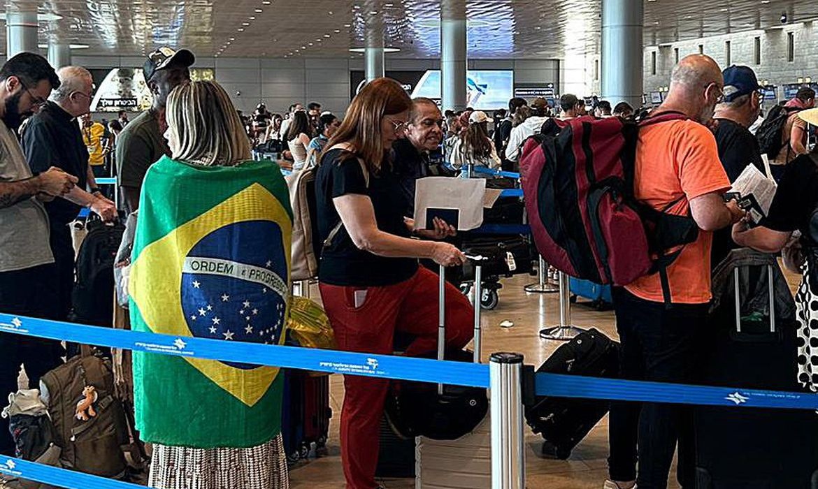 O governo reservou seis aeronaves para a repatriação.