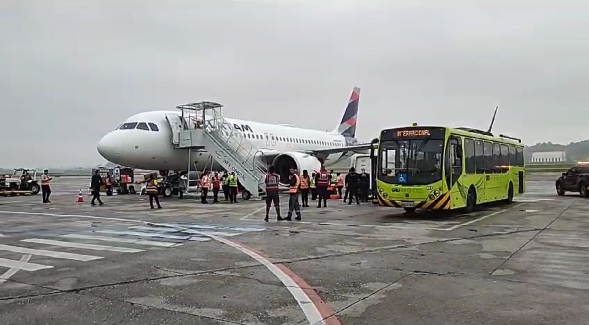 Voo paralisado após "brincadeira" sobre bomba dentro da aeronave