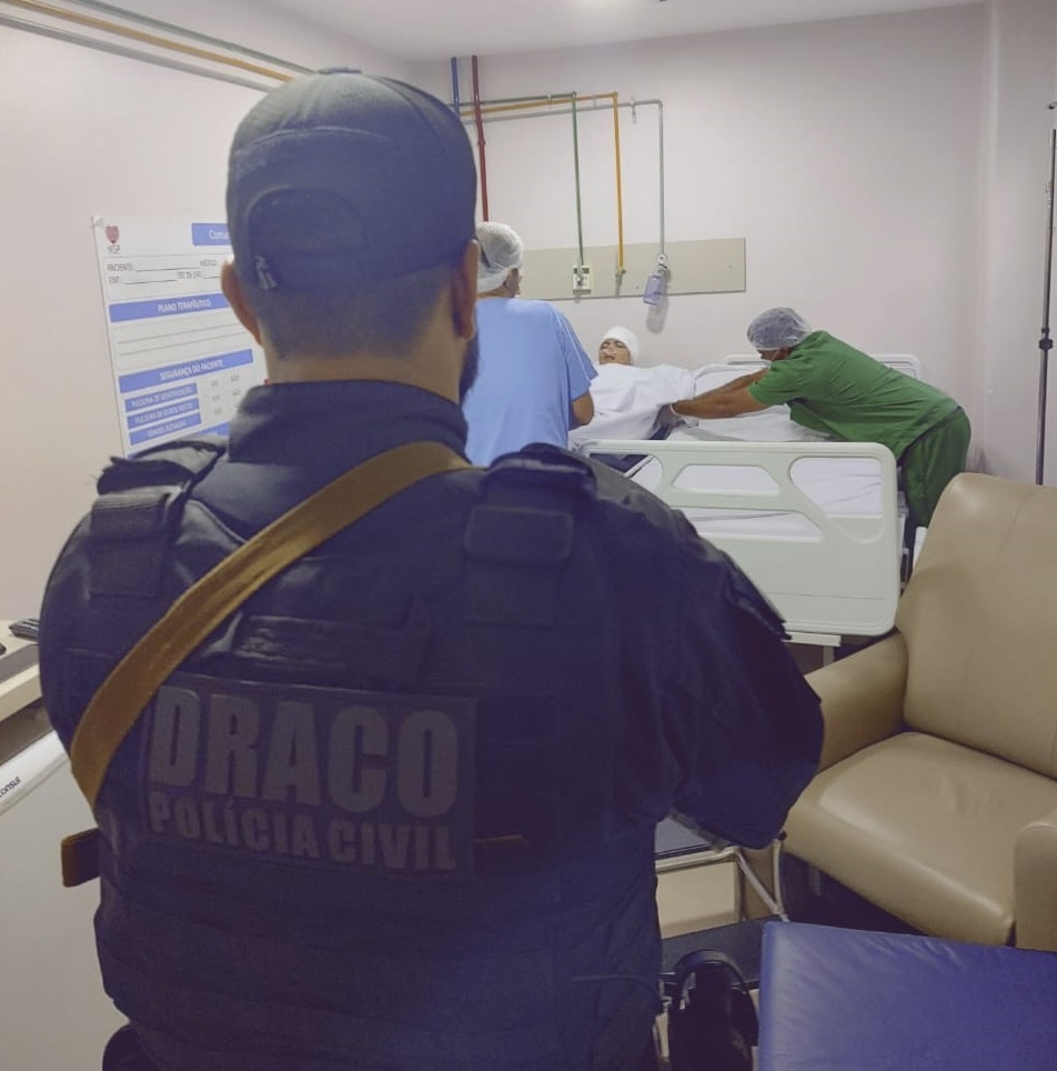 A equipe de polícia encontrou o suspeito enquanto o mesmo realizava um procedimento estético.