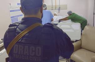 A equipe de polícia encontrou o suspeito enquanto o mesmo realizava um procedimento estético. (Foto: Polícia Civil)