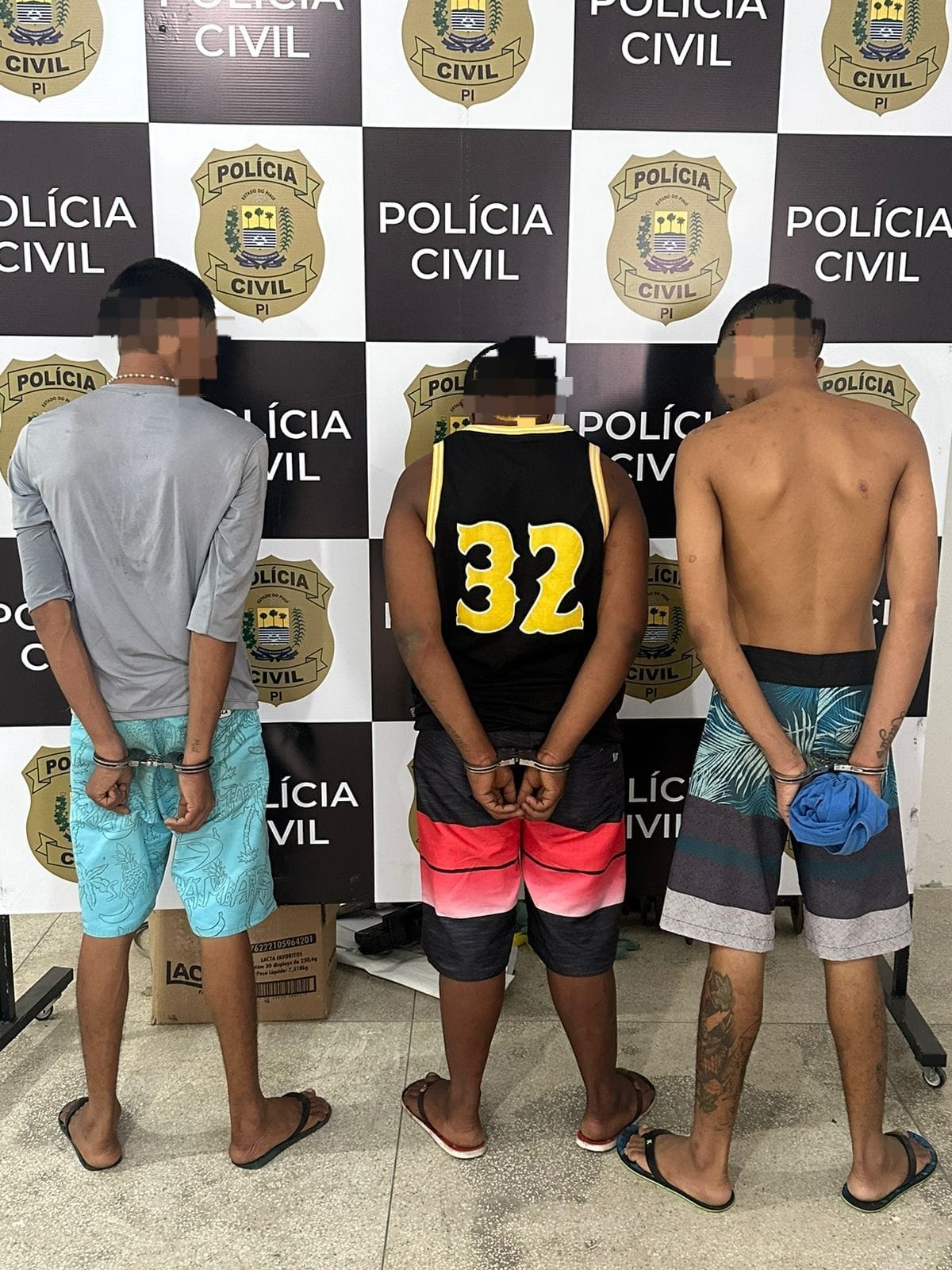 Além dos dois suspeitos, um menor foi apreendido sob suspeita de participação no crime.