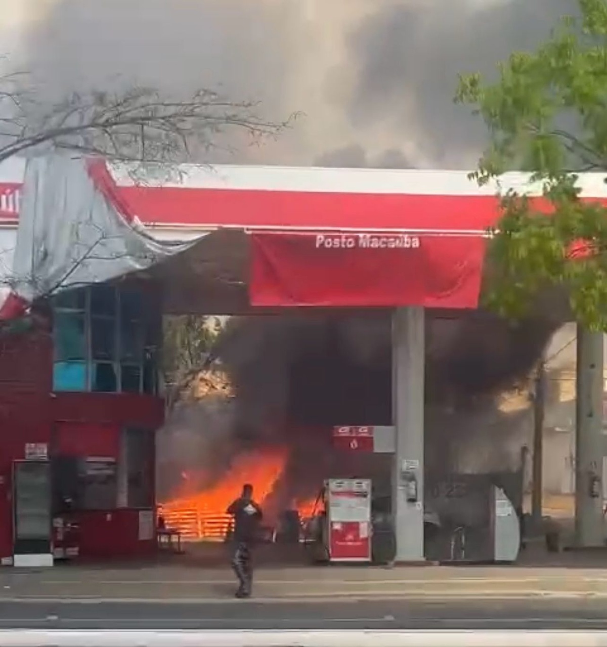 Autoridades estão investigando as causas do incêndio.