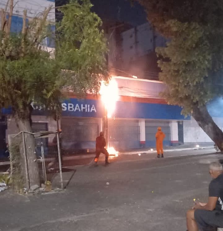 Caminhão derruba fiação e causa princípio de incêndio no Centro de Teresina.