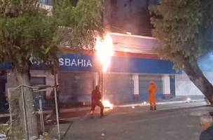Caminhão derruba fiação e causa princípio de incêndio no Centro de Teresina. (Foto: Reprodução/ Internet)