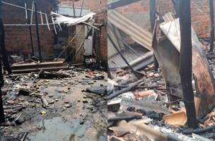 Casa fica destruída após ser atingida por incêndio em Teresina. (Foto: Divulgação/ Corpo de Bombeiros)