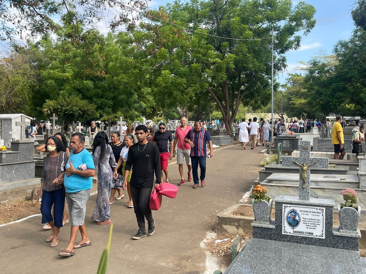 Cemitérios de Teresina ficam lotados no dia de Finados.