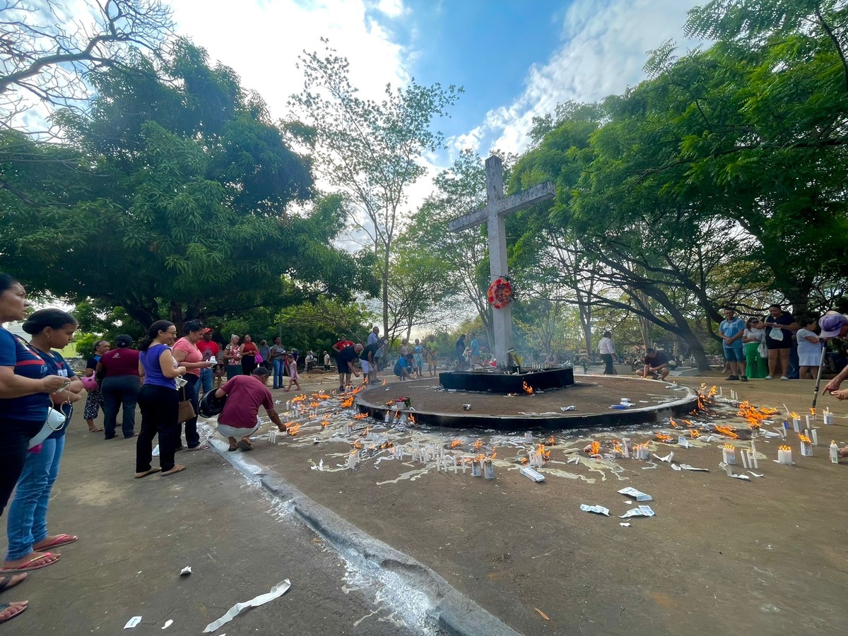 Cemitérios de Teresina registram movimentação grande no Dia de Finados.