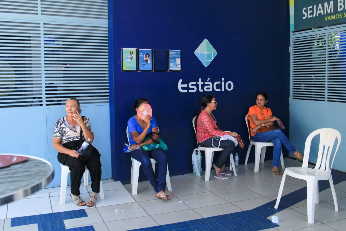 Do lado de fora, mães esperam os filhos fazerem a prova.