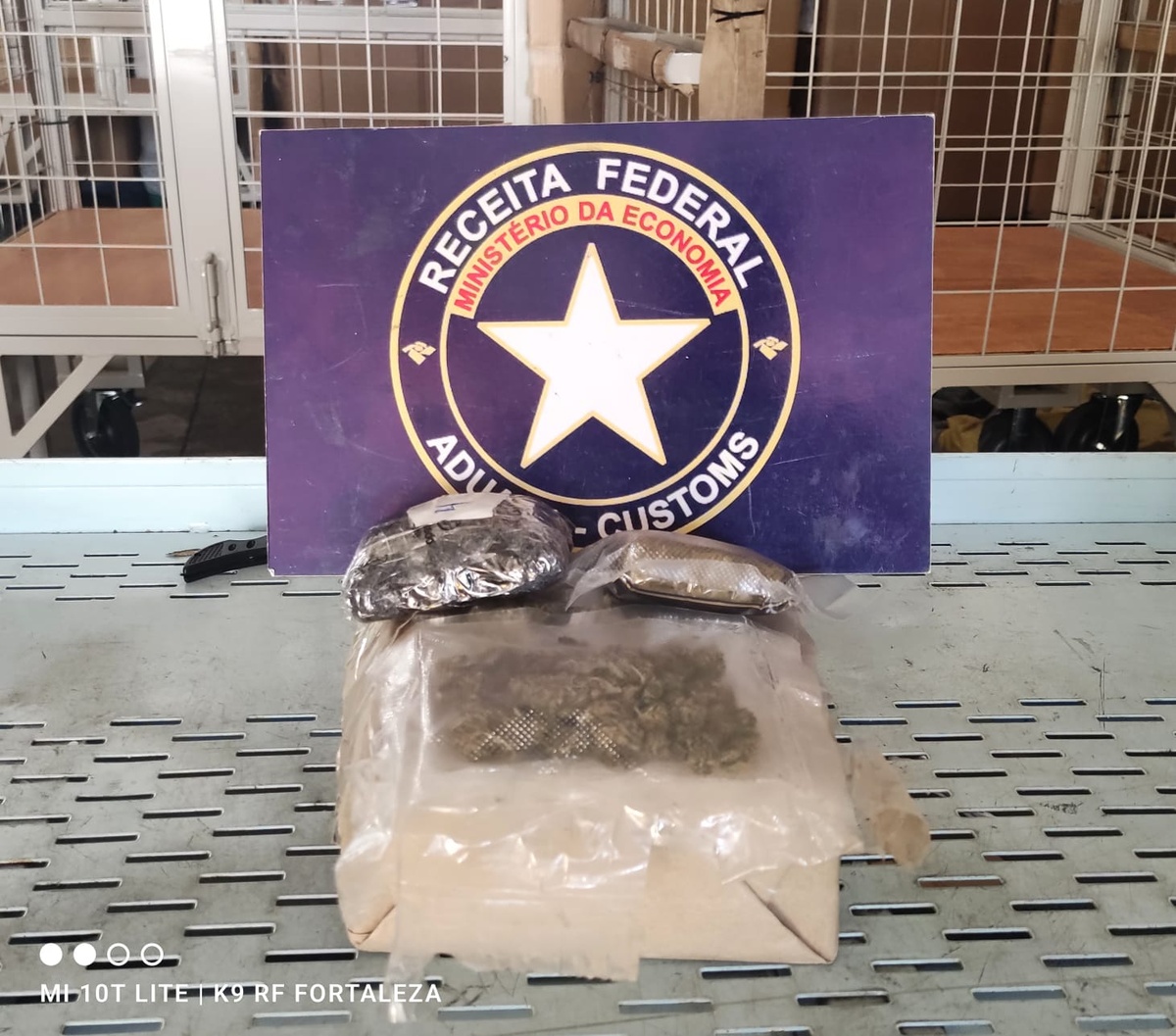 Durante a operação, foram apreendidas drogas.