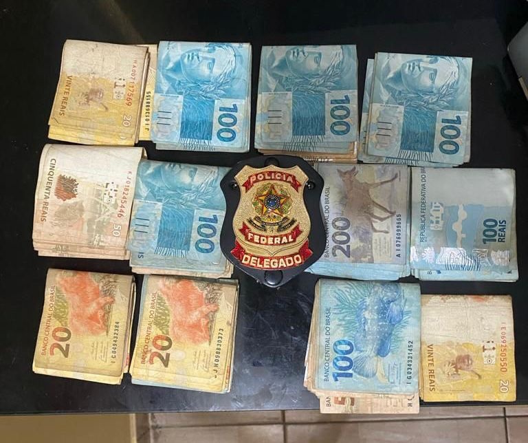 Durante a operação, uma grande quantidade em dinheiro em espécie foi apreendida.