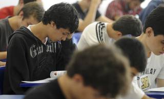 Um ano após proibição, uso de celular muda rotina das escolas no Piauí