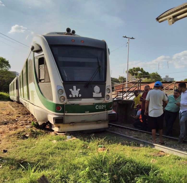 Metrô descarrila e assusta passageiros na zona Sul de Teresina.
