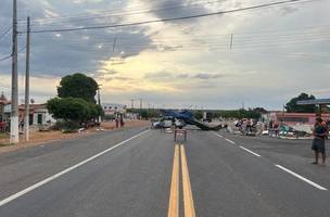 O caminhão atingiu um trailer, um carro e o muro de uma casa. (Foto: PRF-PI)