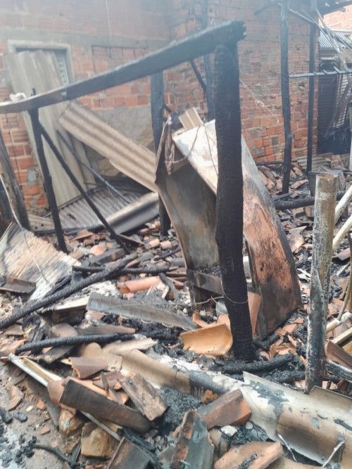O incêndio destruiu todo o imóvel.