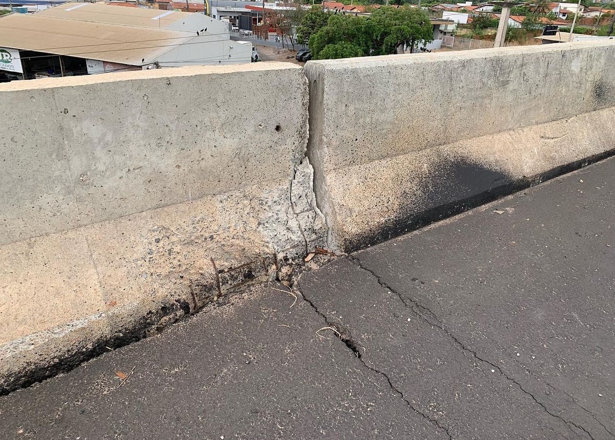Os muros do viaduto apresentaram desnível, preocupando moradores da região.