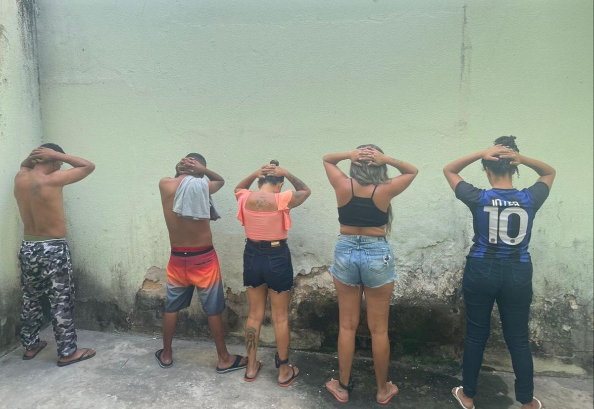 Quatro suspeitos de tráfico de drogas são presos no litoral do Piauí.