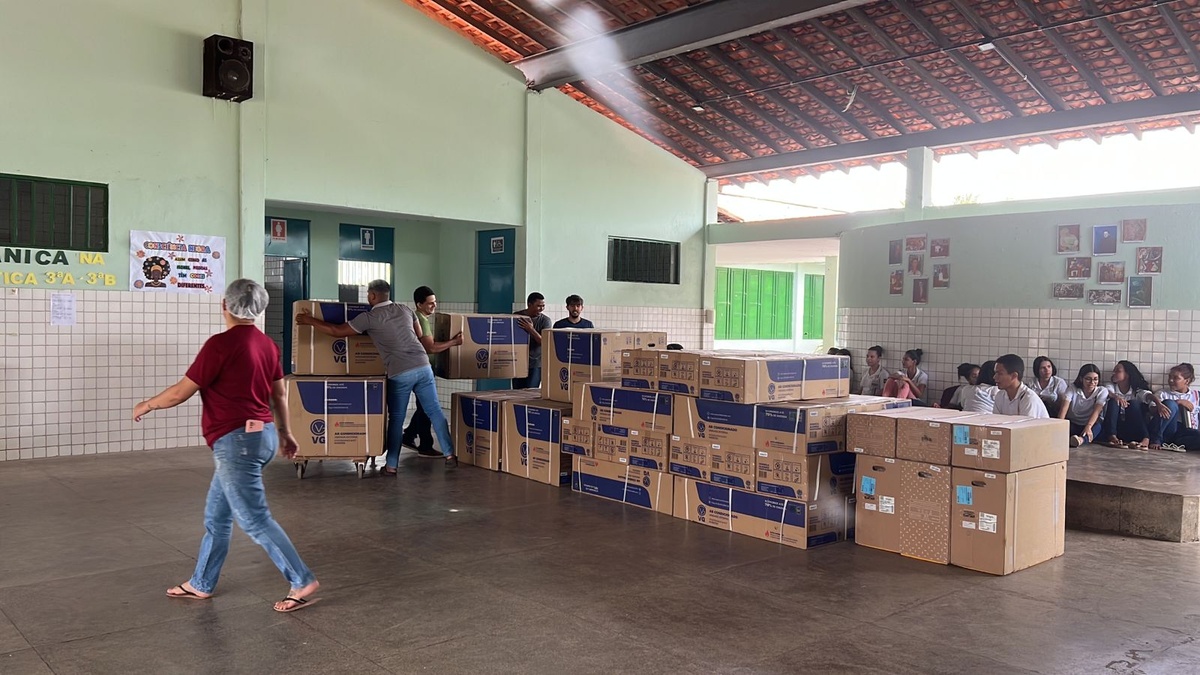 Seduc entrega mais de 700 splits para escolas do estado