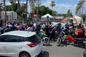 A manifestação começou na Av. João XXIII e seguiu até o Palácio de Karnak. (Foto: Felipe Adriam)