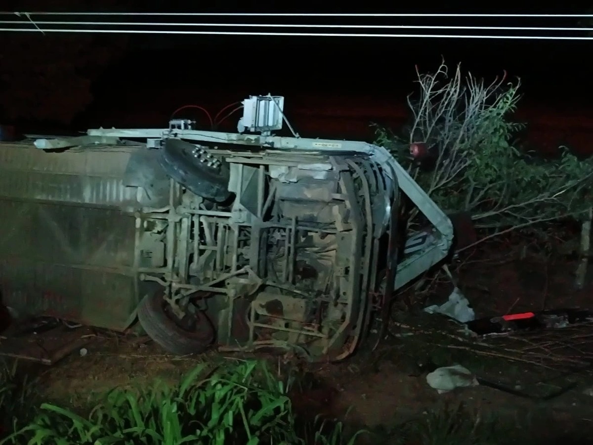 Acidente com ônibus clandestino deixa 29 pessoas feridas no Sul do Piauí.