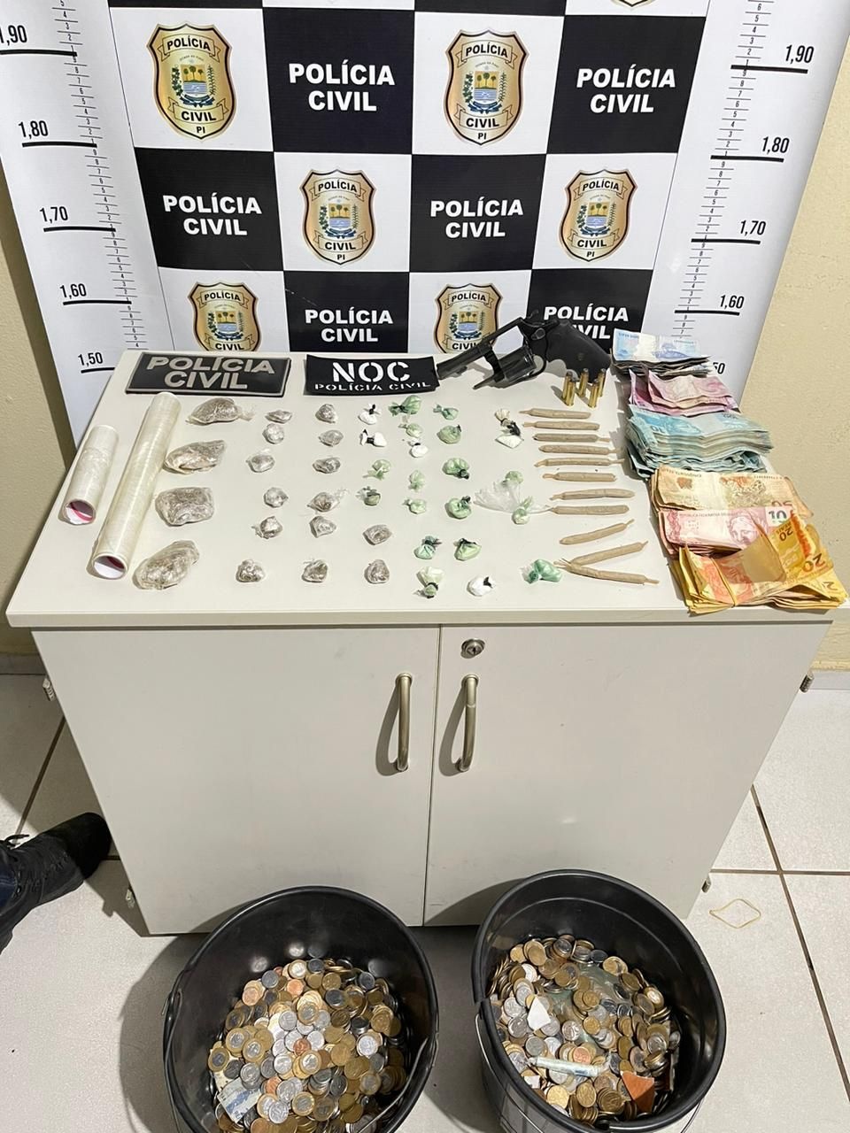 Com o suspeito, foram encontrados invólucros de cocaína e maconha; municões; uma arma e R$ 12 mil.