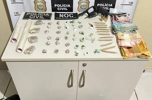 Com o suspeito, foram encontrados invólucros de cocaína e maconha; municões; uma arma e R$ 12 mil. (Foto: Ascom/Segurança Piauí)