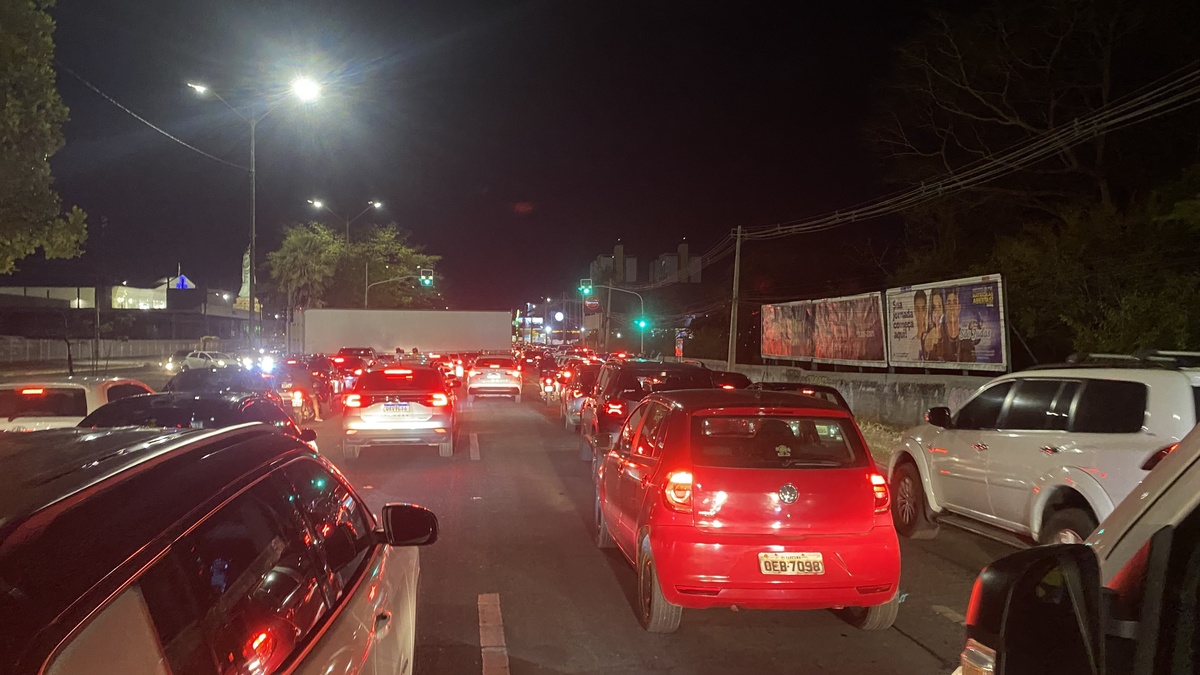Congestionamento quilométrico na Avenida João XXIII