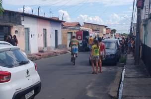 Homem é assassinado em residência no bairro Dirceu. (Foto: Cinegrafista amador/Reprodução)