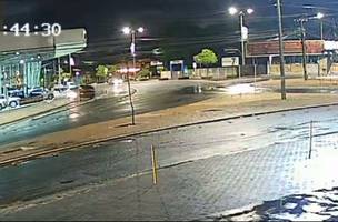 Motorista perde controle de carro e invade concessionária em Teresina. (Foto: Reprodução/ Internet)