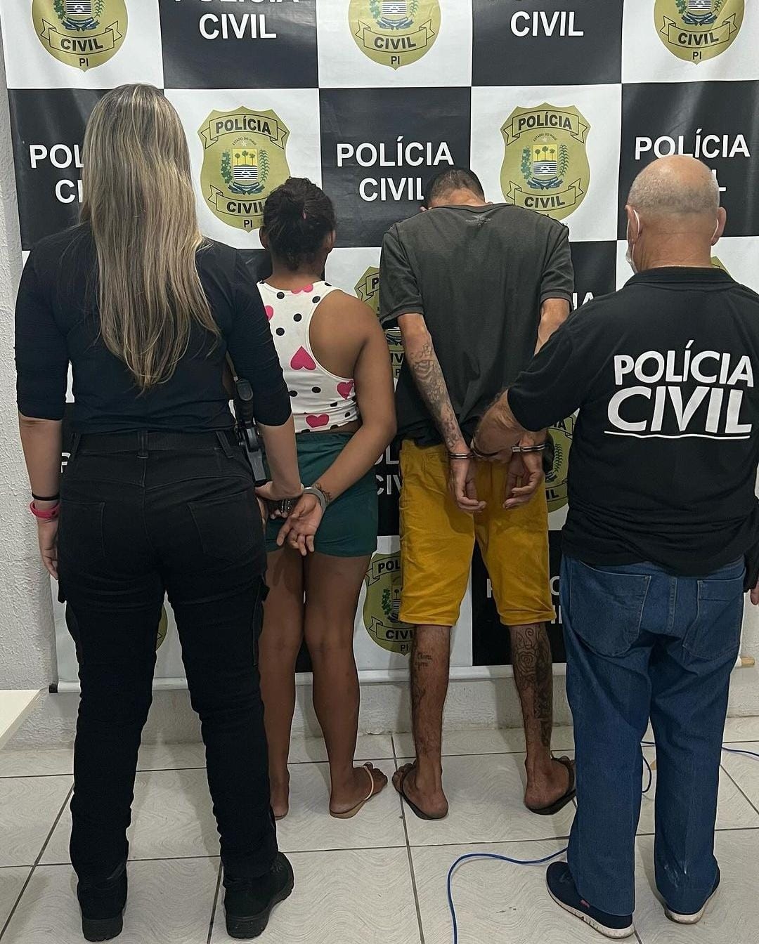 O casal estava vendendo as drogas na própria casa.