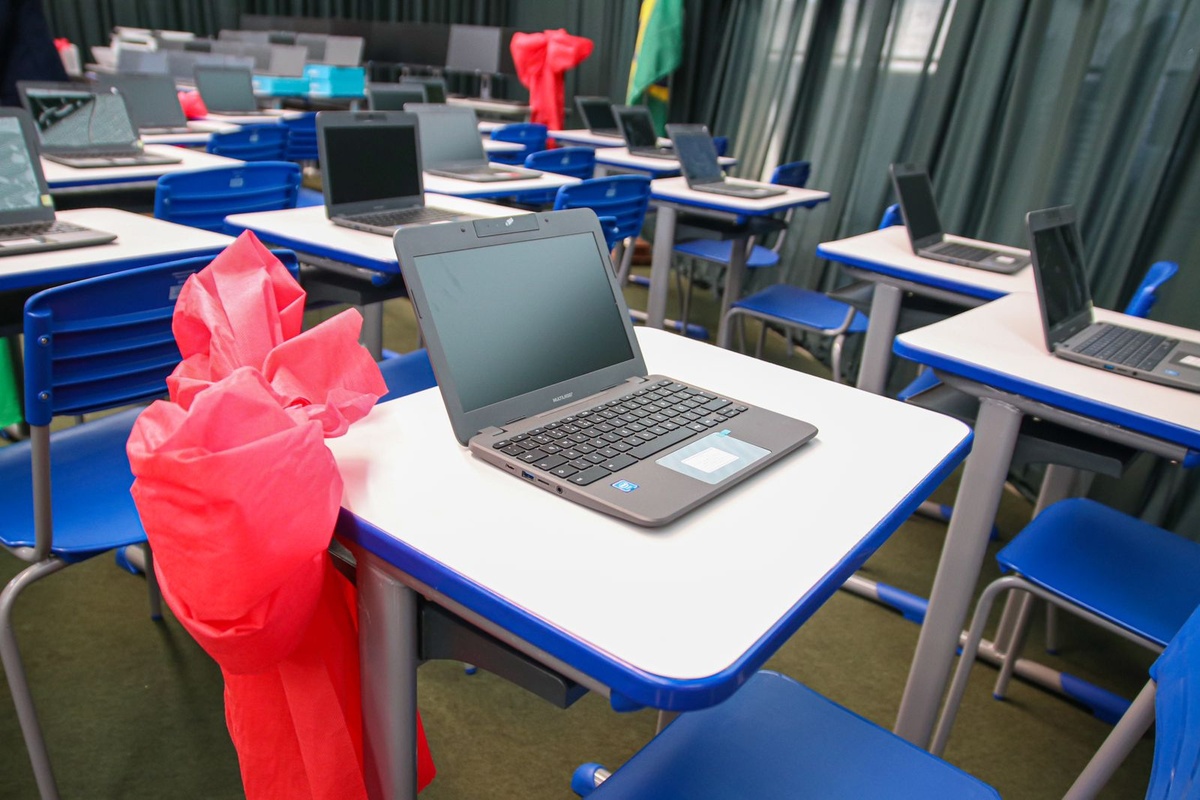 O projeto garante a instalaçõa de laboratórios de informática, bem como laboratórios de biologia, bibliotecas, quadras e mais.