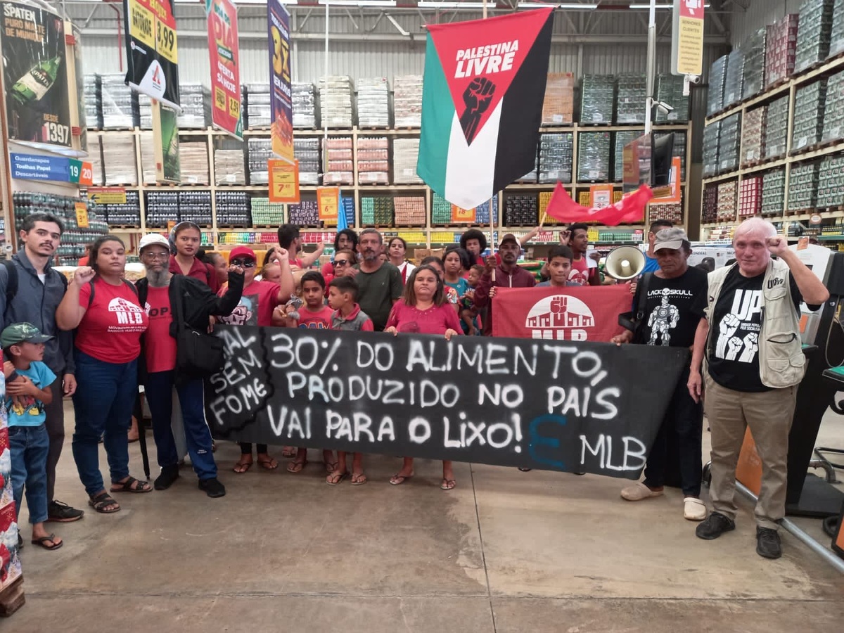 Os manifestantes realizaram o protesto dentro do Atacadão do Bela Vista, na zona Sul de Teresina.