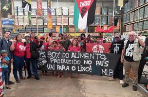 Os manifestantes realizaram o protesto dentro do Atacadão do Bela Vista, na zona Sul de Teresina. (Foto: MLB Piauí)