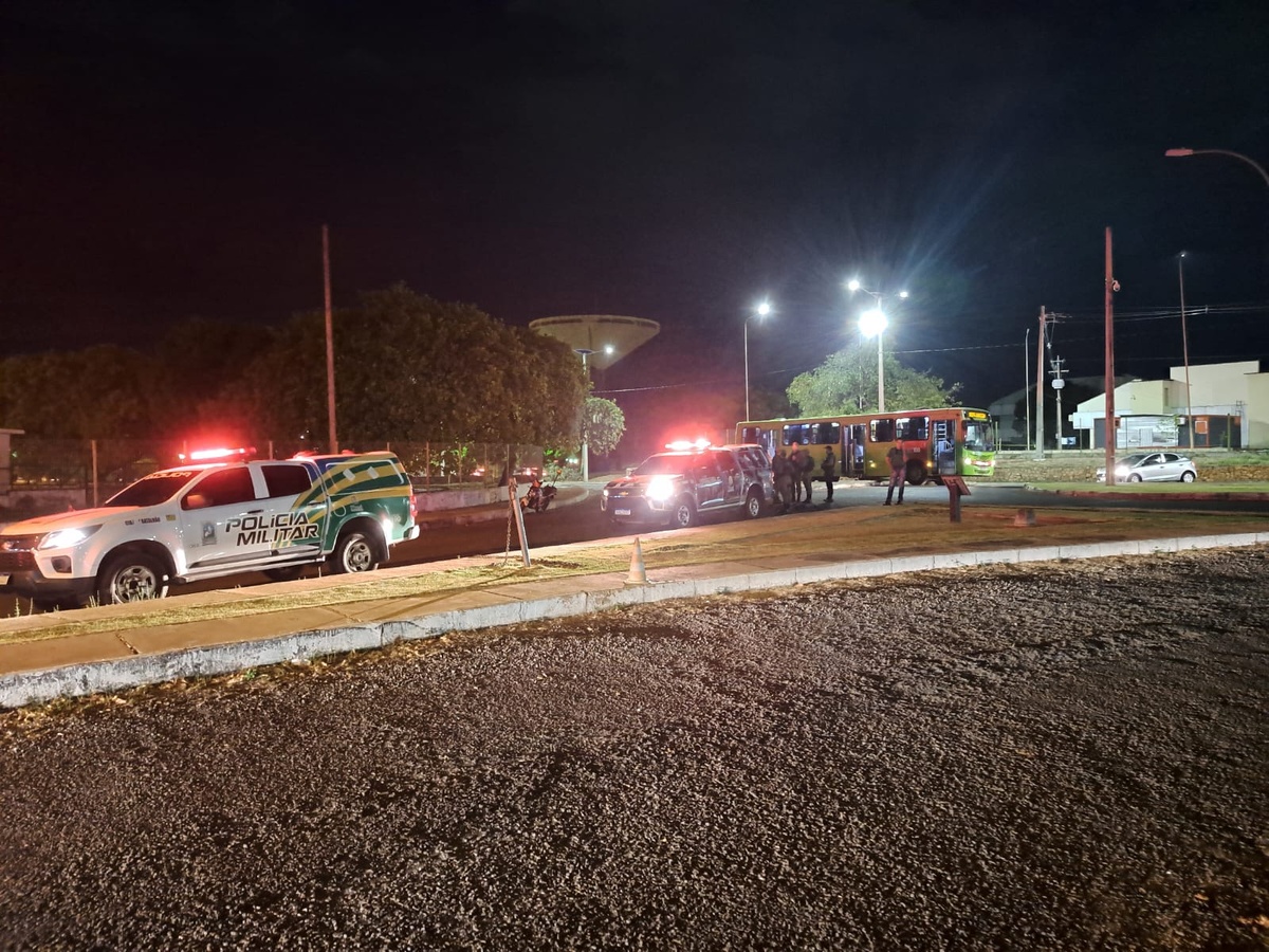 Tanto o cobrador, quanto os alunos envolvidos no caso foram levados até a Central de Flagrantes.