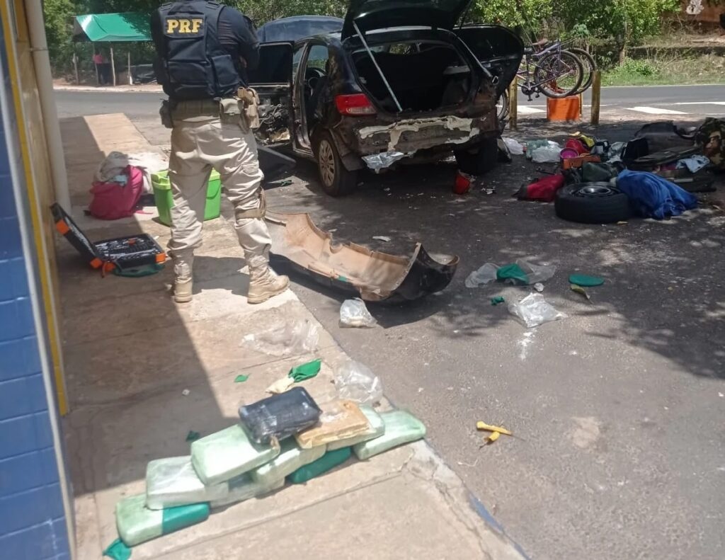 Três pessoas são presas com 10 kg de 'supermaconha' escondida em carro no Piauí.