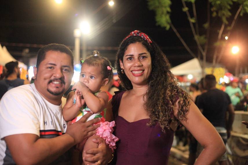 Elana Rayanne curtindo com a família o Bloco Vaca Atolada em Teresina