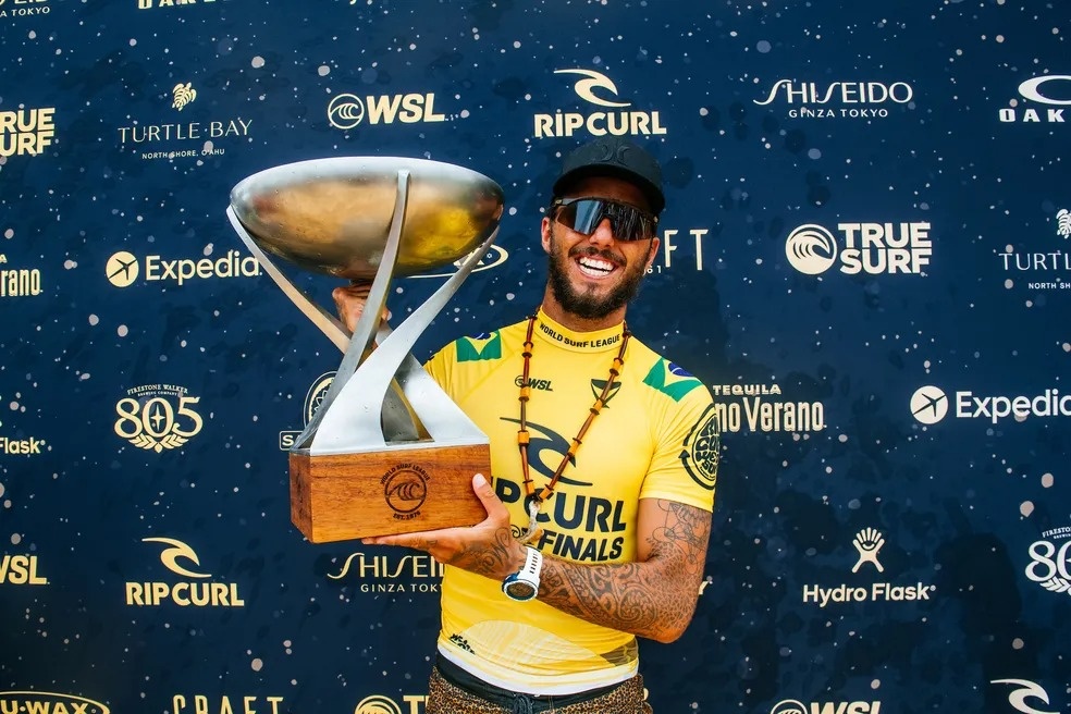 Filipe Toledo com o troféu de campeão mundial 2022