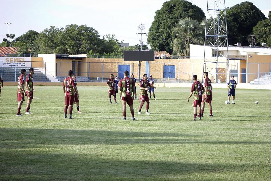 Fluminense-PI e Ponte Preta se enfrentam no estádio Lindolfo Monteiro