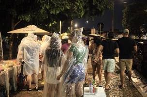 Foliões em baixo de chuva (Foto: Narcílio Costa/ Correio Piauiense)