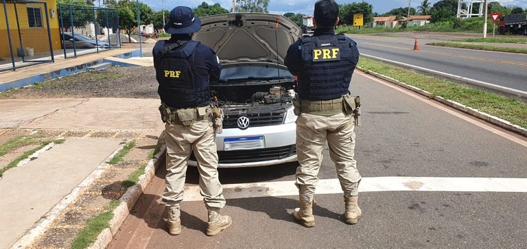 Homem é preso após ser flagrado com carro roubado