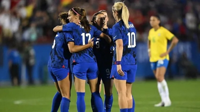 Jogadoras dos EUA comemoram um dos gols da vitória sobre o Brasil