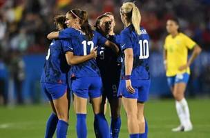 Jogadoras dos EUA comemoram um dos gols da vitória sobre o Brasil (Foto: Patrick T. Fallon / AFP)